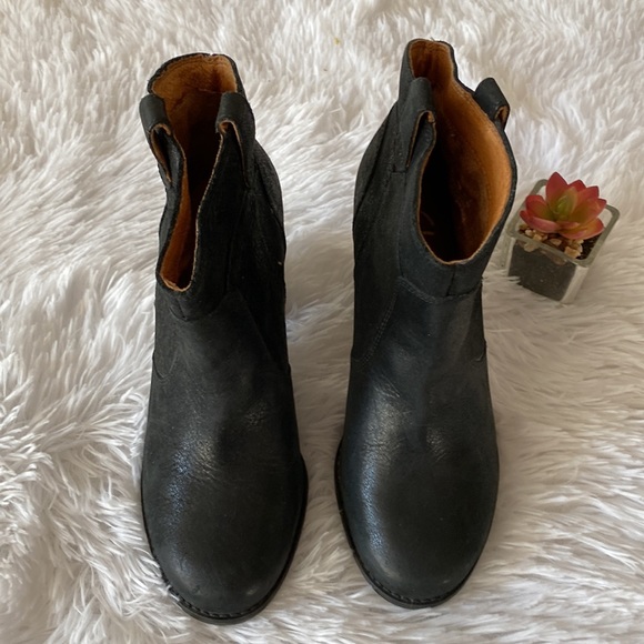 CLARKS | Artisan Black Leather Western Style heel ankle boots women’s 7 - Picture 4 of 8